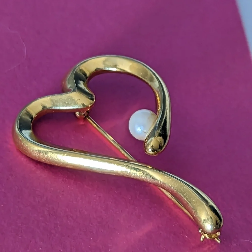 Heart Brooch Pin Faux Pearl Signature Pin 10kt gp, 2